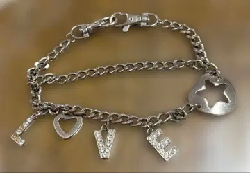 실버 색상의 [LOVE] 참 팔찌 녹 있음