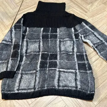 체크 무늬 터틀넥 니트