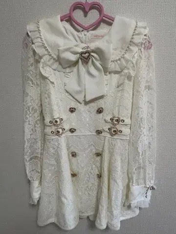 LIZLISA 리즈리사 사이드 하트 버클 레이스 셋업 화이트