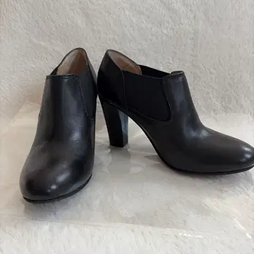 VANILLA MOON 블랙 가죽 부티