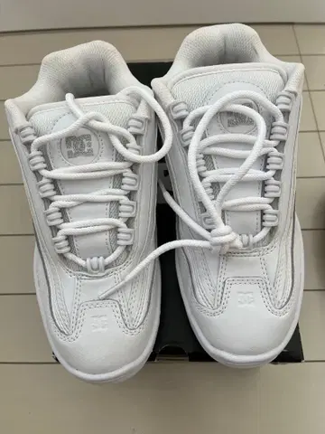 DC 화이트 스니커즈 7 (US)