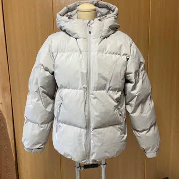 라이트 그레이 후드 부착 다운 자켓