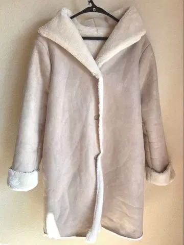 후드 부착 베이지 무스탕 코트