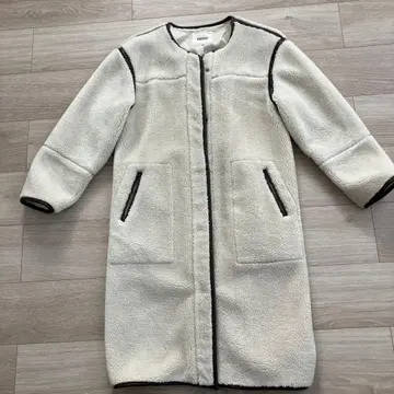 크림색 플리스 자켓 포켓 부착