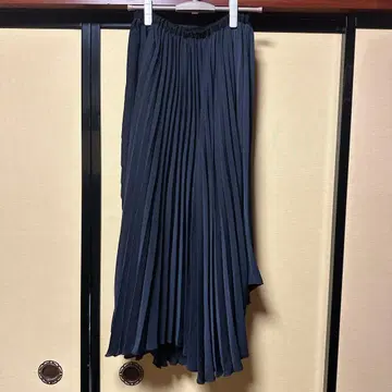 ROPE 비대칭 플리츠 스커트