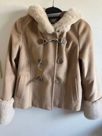 세실 맥비 베이지 더플 코트 퍼 포함