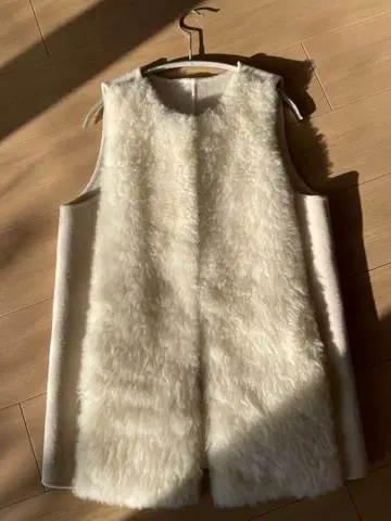 아이보리 퍼 혼합 슬리브리스 베스트