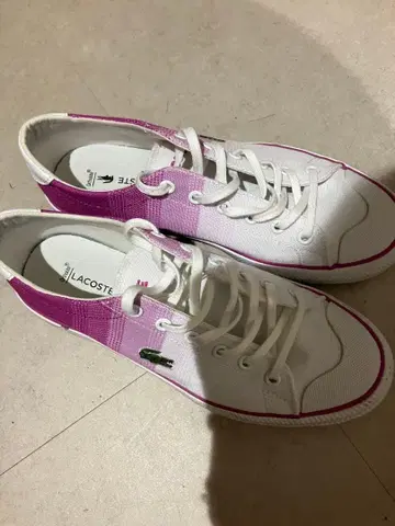 LACOSTE 화이트/퍼플 스니커즈
