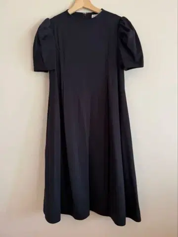 셀포드 퍼프 반팔 플레어 원피스 블랙