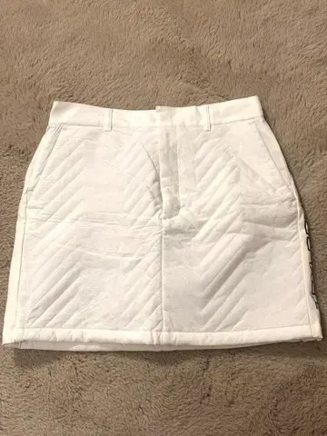 테일러메이드 화이트 퀼팅 스커트 M 사이즈