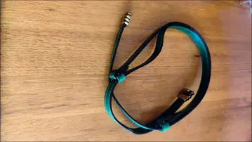 블랙과 그린의 가죽 벨트