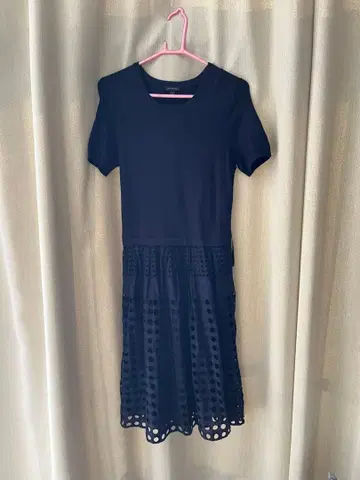 네이비 반팔 무릎 기장 원피스 시스루 무늬