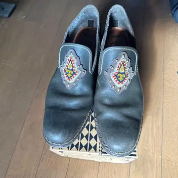 JUCO. 가죽 자수 슬립온