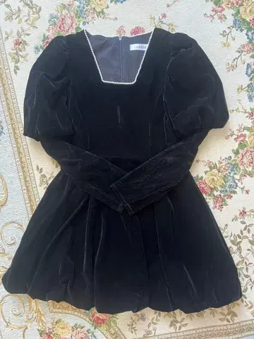 퍼프 슬리브 벨로아 블랙 벌룬 원피스