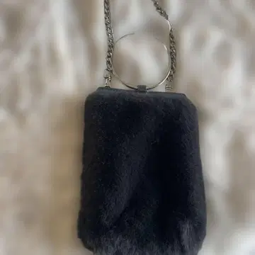 퍼 소재 블랙 숄더백