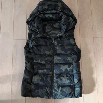유니클로 다운 베스트 사이즈 M 카모플라쥬 귀여운