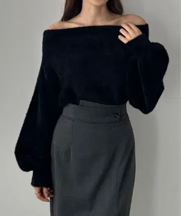 Louere 루엘레 오프숄더 샤기 니트 블랙