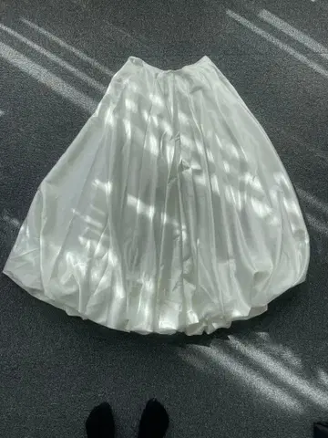 화이트 새틴 플레어 롱 스커트