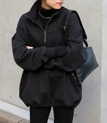 전시만 새상품급 하프 지퍼 맨투맨 BLACK