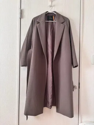 Liesse 멜로즈 테일러드 가운 코트