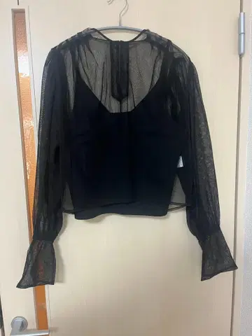 시스루 블랙 상의 긴팔 LA PEAU DE GEM