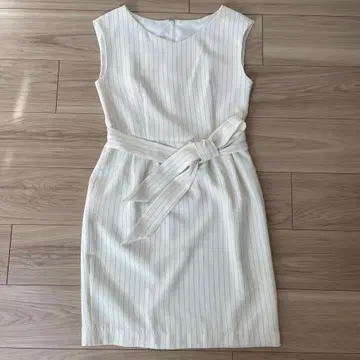 스트라이프 슬리브리스 무릎 기장 원피스