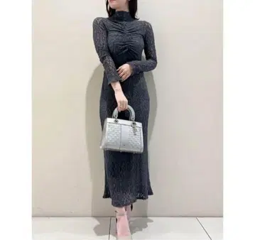 스나이델 백 오픈 리본 레이스 원피스 다크 그레이