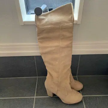 베이지 스웨이드풍 롱 부츠