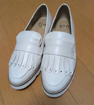 핀 프린지 화이트 로퍼