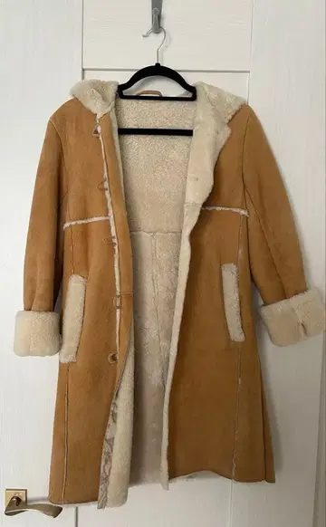 카멜 후드 부착 리얼 무스탕 코트