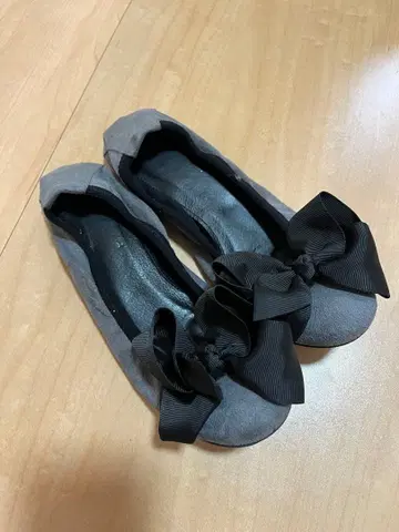 그레이 리본 포함 플랫슈즈 22.5cm
