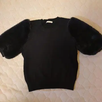 Avenirtoile 블랙 볼륨 슬리브 니트