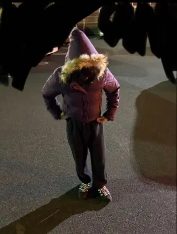 보라색 퍼 달린 다운 자켓