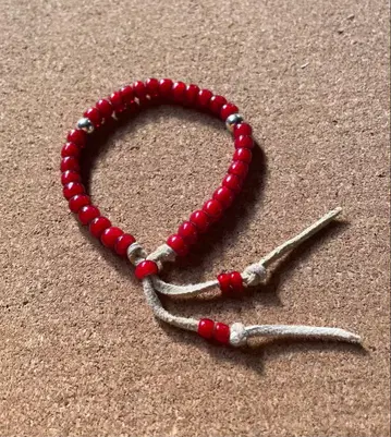진한 빨간색 7mm 빈티지 화이트하츠 팔찌