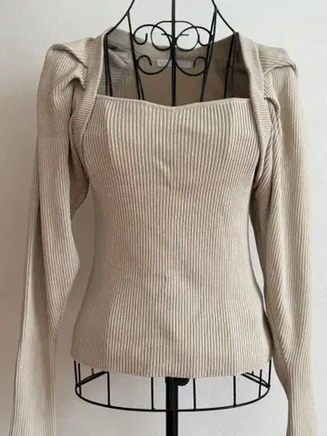 SLY 베이지 리브 니트 스퀘어 넥 긴팔