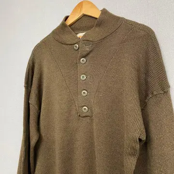 올리브 그린 버튼 하이넥 니트