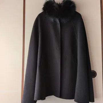 블랙 후크 퍼 부착 캐시미어 더블 페이스 케이프 코트