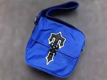 파란색 메쉬 숄더백 트라이던트 로고