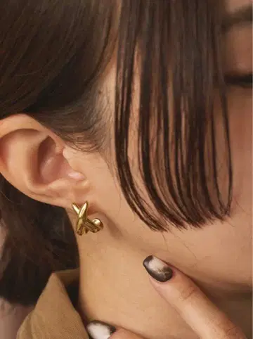 그레디 브릴리언트 골드 크로스 귀걸이