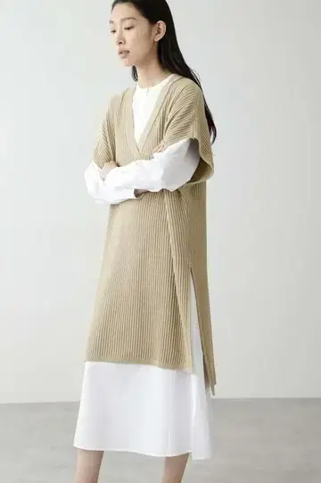 휴먼 우먼 베이지 변형  니트 베스트