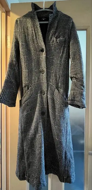 레킵 요시에 이나바 롱 코트 블랙 화이트 체크 무늬