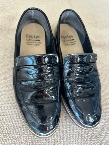 Recipe 블랙 에나멜 로퍼