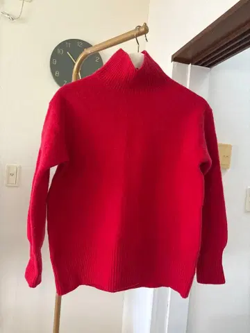 빨간색 터틀넥 스웨터