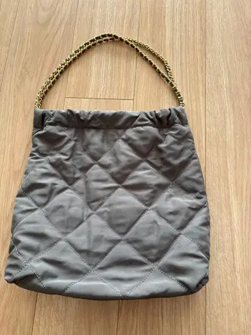 그레이 퀼팅 토트백