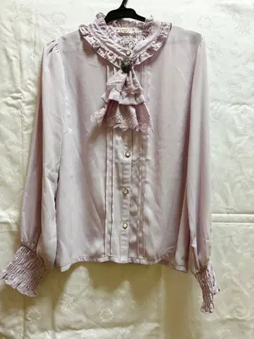 레이스 자보 하이넥 연보라 프릴 블라우스 라벤더