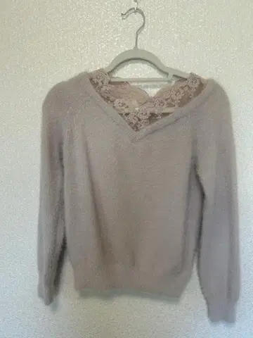 비라디언스 V넥 레이스 포함 스웨터 옅은 그레이