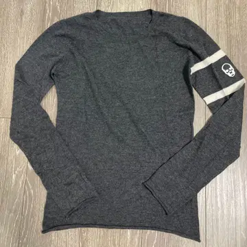 다크 그레이 스컬 프린트 긴팔 티셔츠