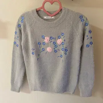 라이트 그레이 꽃무늬 자수 니트 스웨터