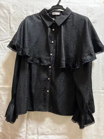 axes femme 자카드 케이프 블라우스 프릴 장식 블랙