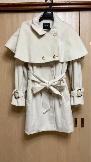 화이트 케이프 스타일 코트 M